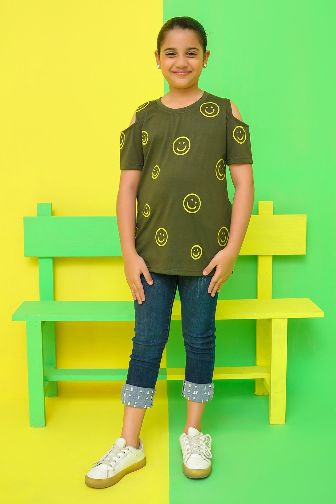 Shop the girls’ green jersey T-shirt! Trendy, comfortable, and perfect for casual wear, this tee offers a fresh, cool look ideal for everyday styling.
