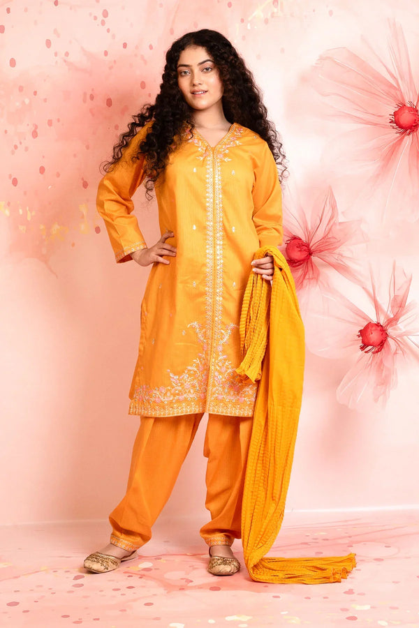 Shop latest summer dresses for girls in Pakistan. Trendy, comfortable Pakistani outfits for girls. Perfect for casual & party wear.